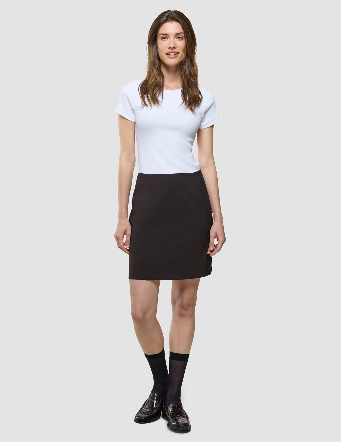 Ease Shirt og Skirt i Mocha Melange, helfigur med hvid skjorte og sort nederdel.